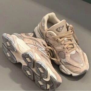 New Balance Kids Sneakers in Beige and Cream